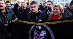 Bujanec na prosvjedu protiv covid-potvrda sa zastavom HOS-a