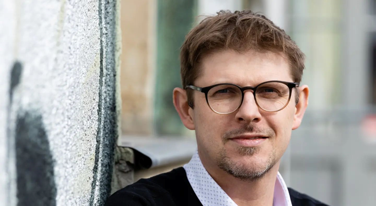 Njemački europarlamentarac pretučen dok je lijepio plakate. Operirat će ga