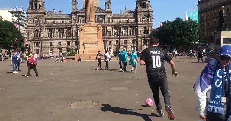Pogledajte loptanje Hrvata i Škota na trgu u Glasgowu pred utakmicu 