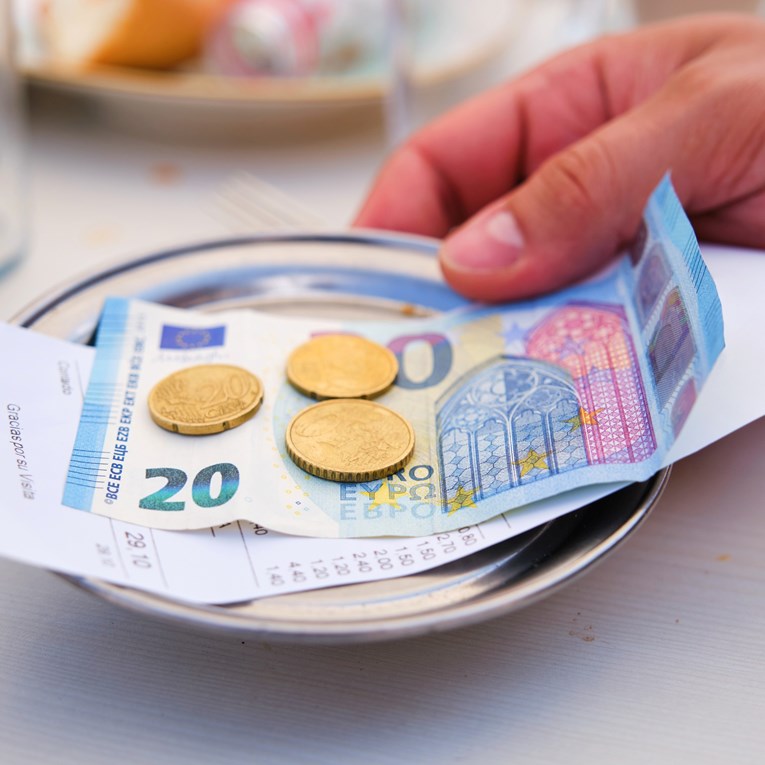 Što mislite, koliku napojnicu daje prosječan Hrvat? Izašli podaci Porezne uprave