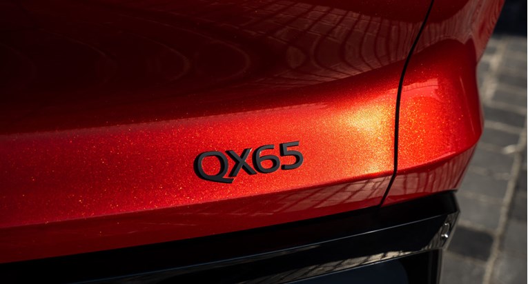 Novi Infiniti uz dodatak o kojem se priča: Sunfire Red boja sa zlatnim česticama