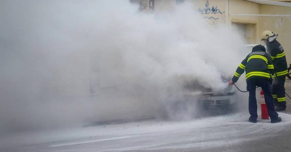 U Valpovu se jučer ženi zapalio auto u vožnji