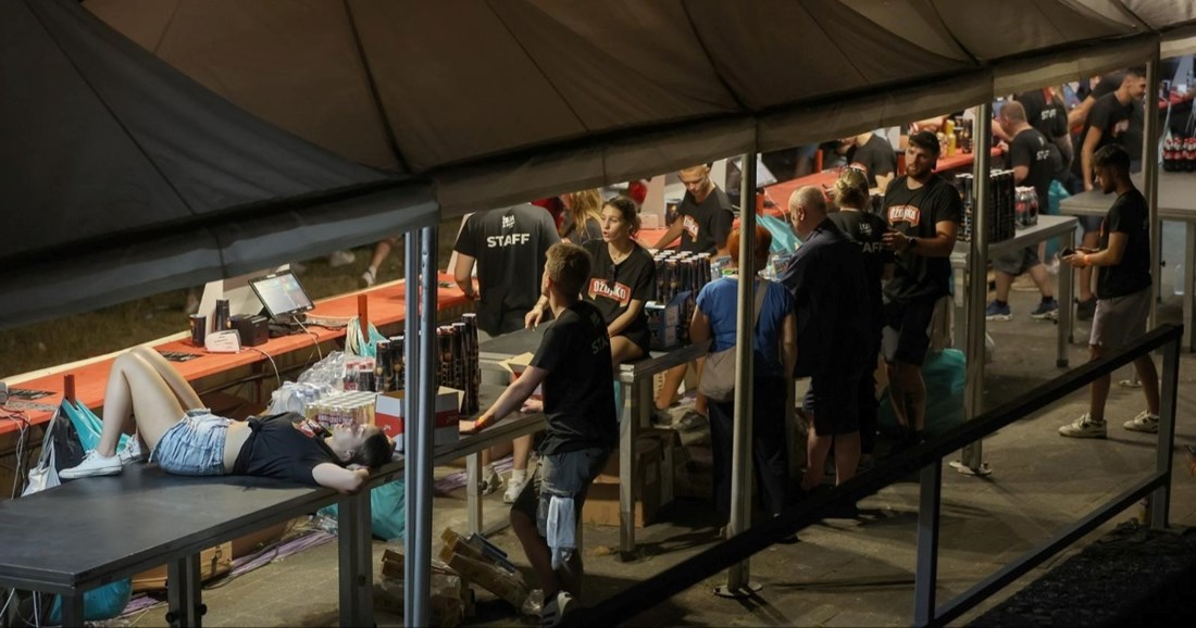 FOTO Trenutak kad su radnici na koncertu uzeli predah nakon cijelog dana na nogama