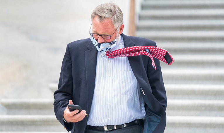 Američki senator povlači se s funkcije, odlazi zbog prodaje dionica prije pada burze