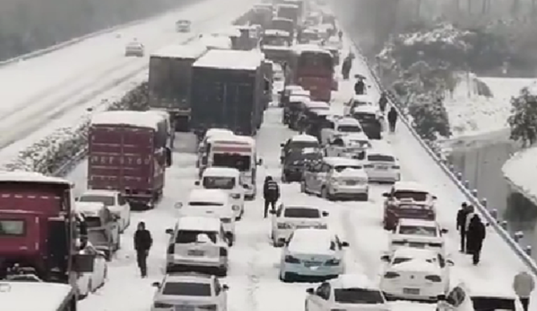 VIDEO Ledeno vrijeme u Kini dovelo do prometnog čepa, ima i poginulih