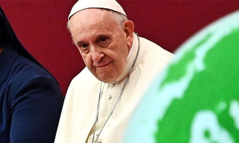Instagram račun pape uhvaćen kako lajka još jednu fotku 18+ modela, pogledajte je