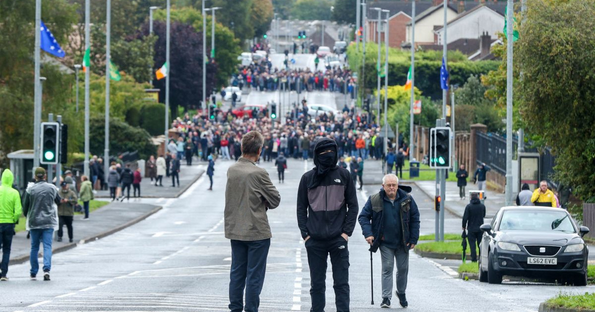 U Sj. Irskoj 2000 prosvjednika zaustavilo povorku protestanata u katoličkoj četvrti