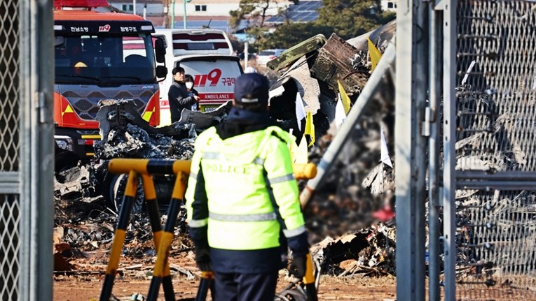 Kobnih šest minuta u J. Koreji. U 8:57 avion je dobio upozorenje, u 9:03 se srušio