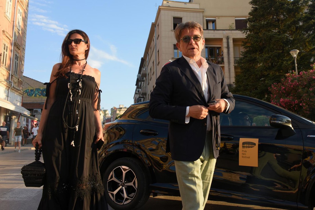 Dragan Bjelogrlić u Pulu došao sa suprugom koju nazivaju srpskom Monicom Bellucci