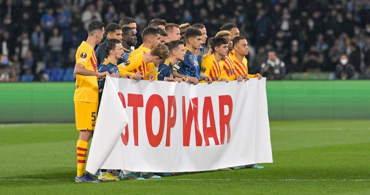 Navijačima zabranjena poruka za Ukrajinu pa su je unijeli igrači Barcelone i Napolija