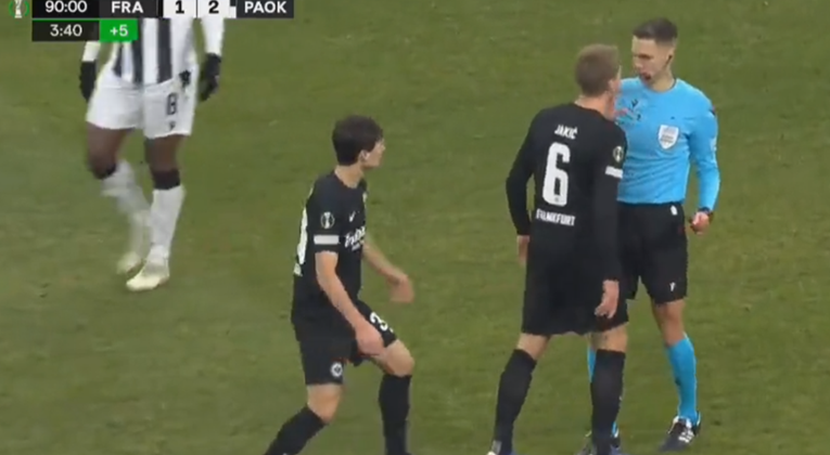 VIDEO Jakić nasrnuo na suca nakon što je dobio crveni. Suigrači ga držali
