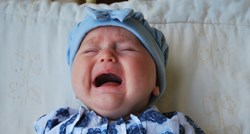 Ponovo pokrenuta stara debata: Je li u redu ostaviti bebu da plače?