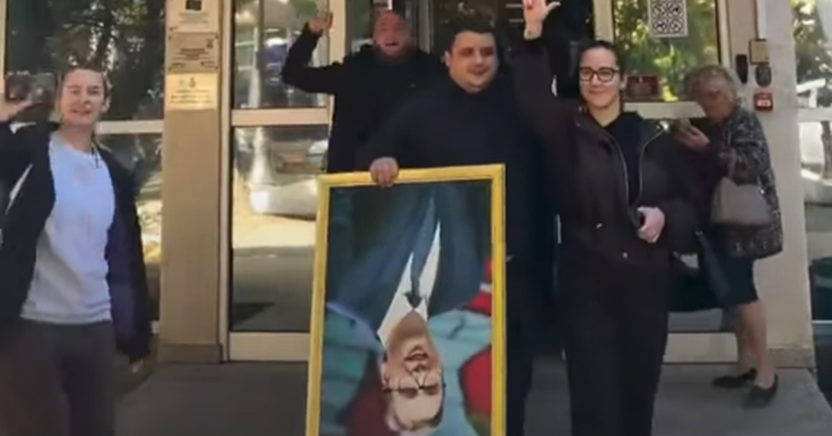 VIDEO Nakon izbornog poraza u Srbiji iz općine iznijeli Vučićevu sliku