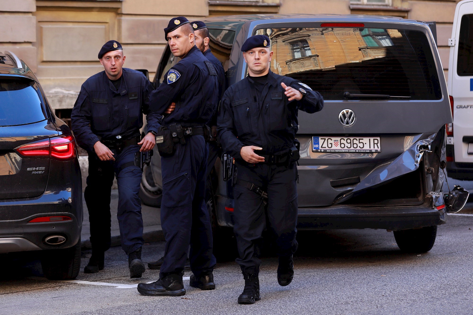 Novi detalji, mladić policajcu kojeg je vukao vikao: Go*no, ubit ću te ako padneš