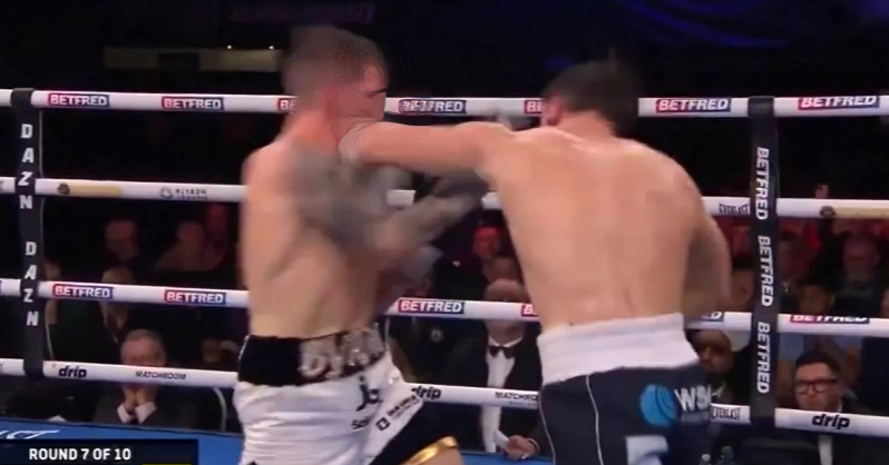 VIDEO Brutalno nokautirao neporaženog protivnika i poslao ga u bolnicu