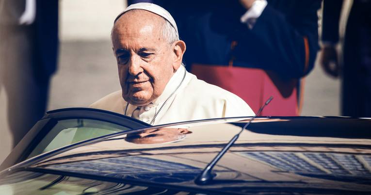 Papa prvi put u javnosti nakon šest mjeseci, molio za Libanon i ljubio zastavu