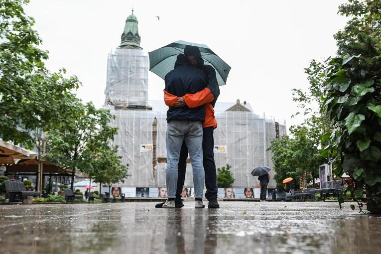 Unatoč kiši i lošem vremenu, dva umjetnika nastavila s grljenjem u centru Zagreba