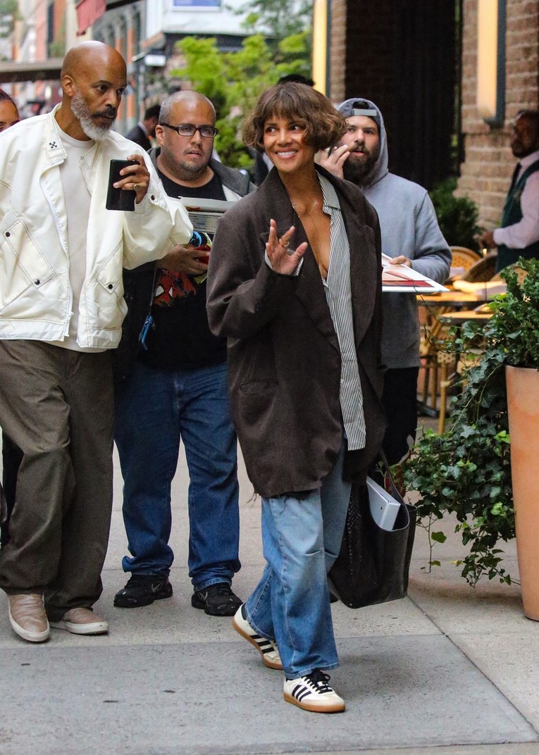 Halle Berry ne izlazi iz tenisica koje idu uz gotovo svaki outfit