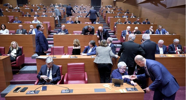 Sabor godinu počeo Lex AP-om i Turudićem, završio dvostruko višim plaćama