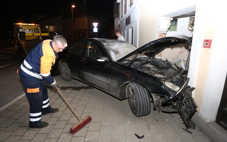 FOTO Bježali policiji, zabili se Mercedesom u kuću u Karlovcu pa pobjegli