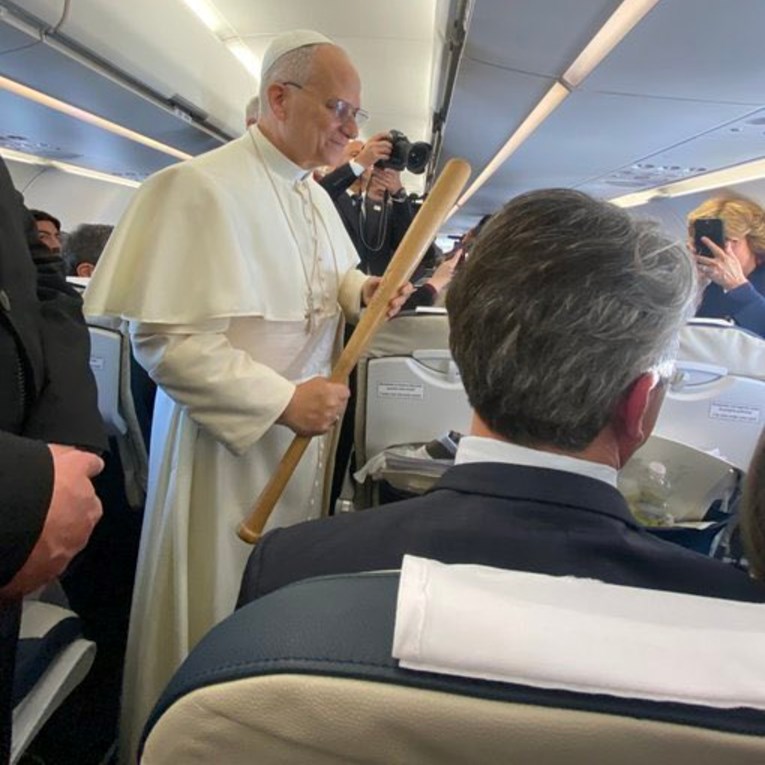 "Gospodin oprašta, ja ne": Fotka Pape u avionu postala viralna, memovi su sve