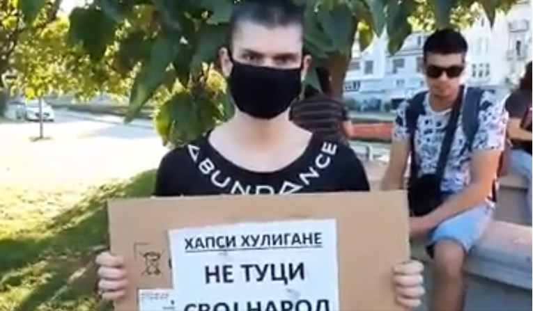 VIDEO Mladić objasnio zašto prosvjeduje: Učlaniš se u Vučićevu stranku i lupaš pečate