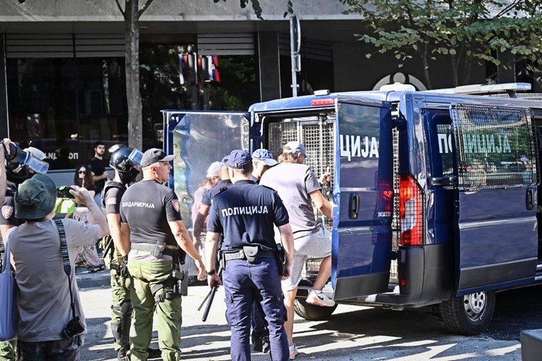 Blokade diljem Srbije, policija hapsi, taksist se zabio u ljude. Javio se Vučić