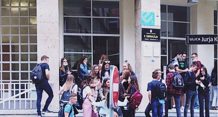 U Zagrebu se učenici svih razreda srednje vraćaju u škole