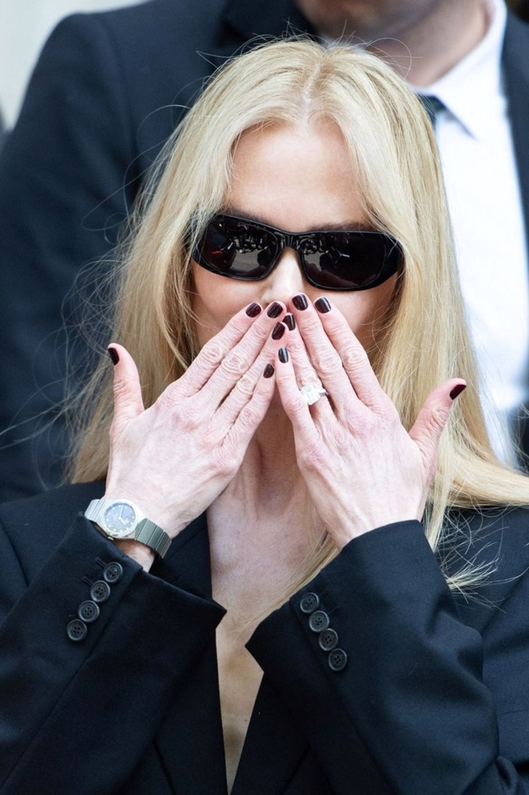 Nicole Kidman vratila tamnu manikuru na tron