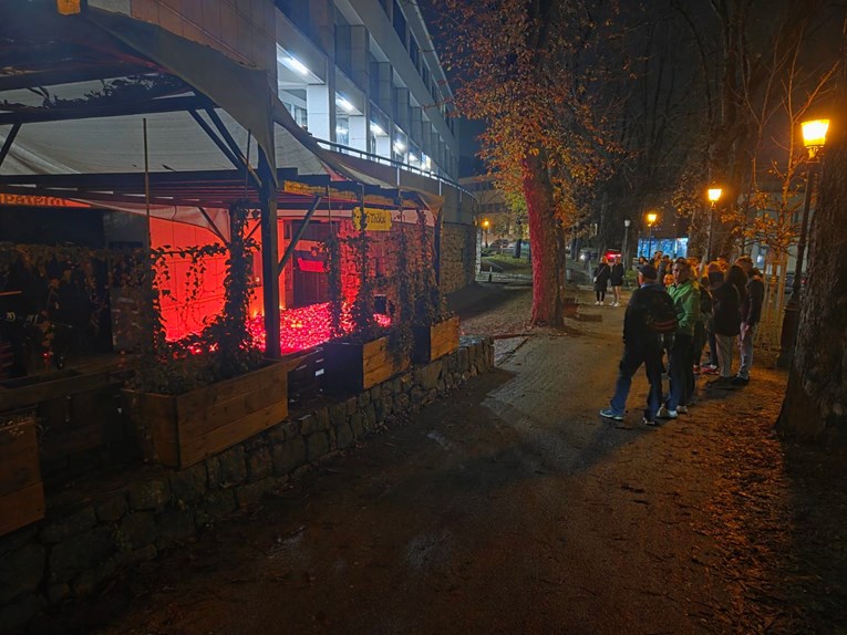 Ljudi  u suzama odaju počast ubijenom ocu u Novom Mestu: "Bez riječi sam"