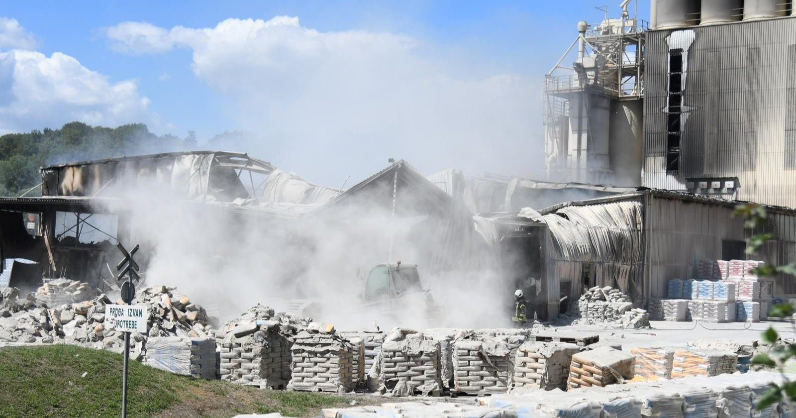 Gori tvornica kod Daruvara. Vatrogasci spriječili da se zapali silos s kemikalijama