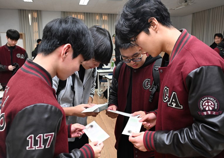 Južna Koreja zabranila avionima da lete kako ne bi smetali tijekom prijamnog za faks