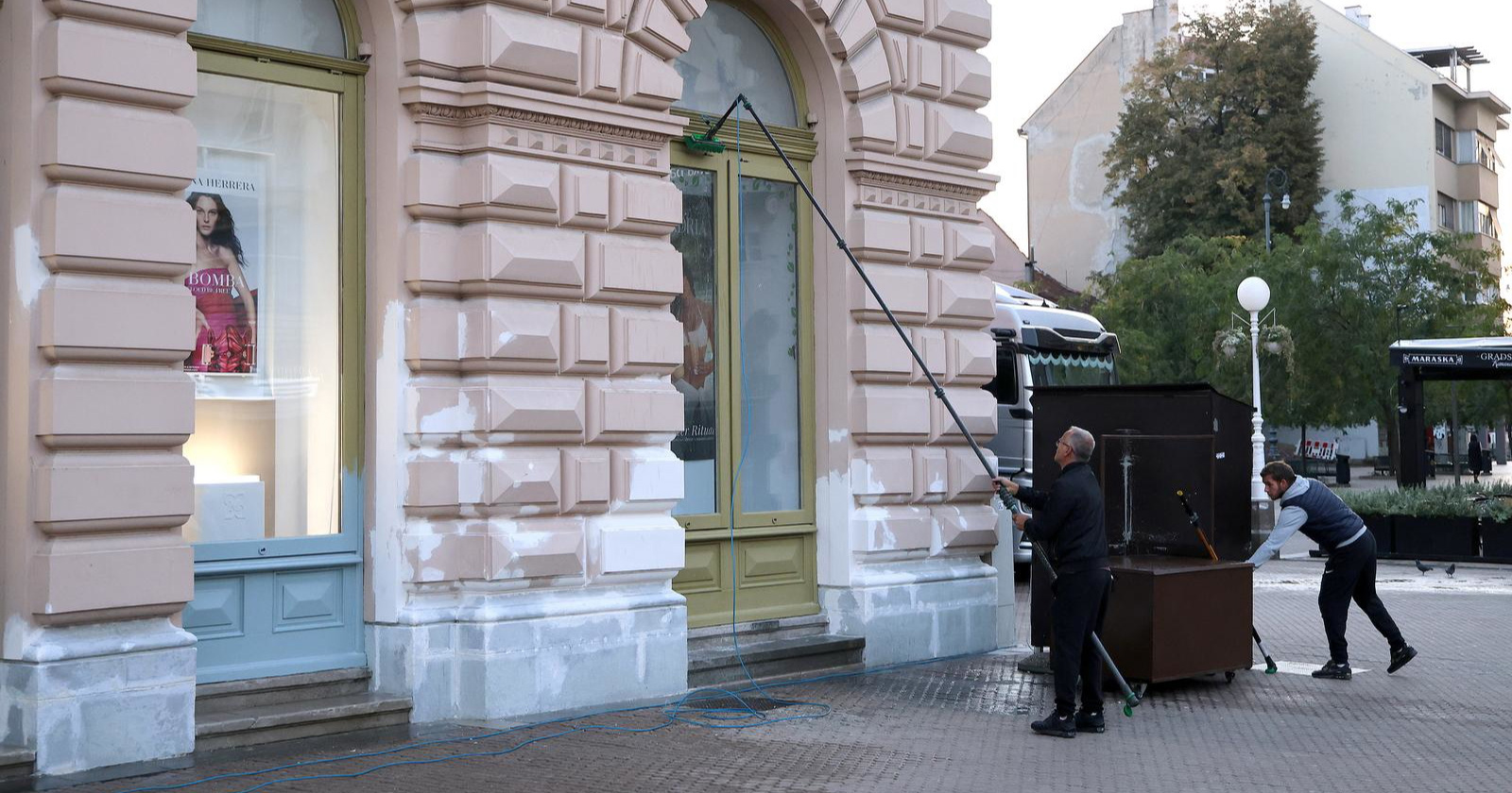 Mislite da je vama teško prati prozore? Pogledajte kako to izgleda u centru Zagreba