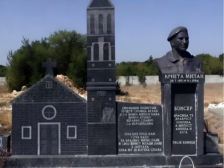 Obitelji kod Knina miču sporne simbole sa spomenika. Maknuta i bista u odori Knindži