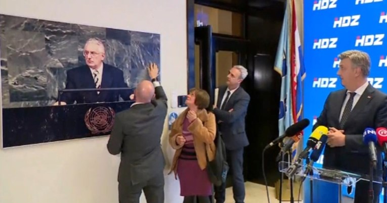 Ogromna slika Tuđmana pala dok je Plenković davao izjavu
