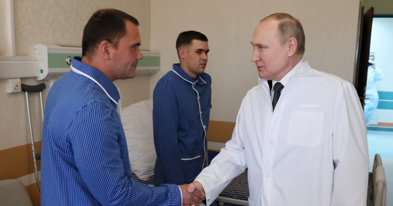 Širi se teorija da je susret Putina i ranjenih vojnika lažan