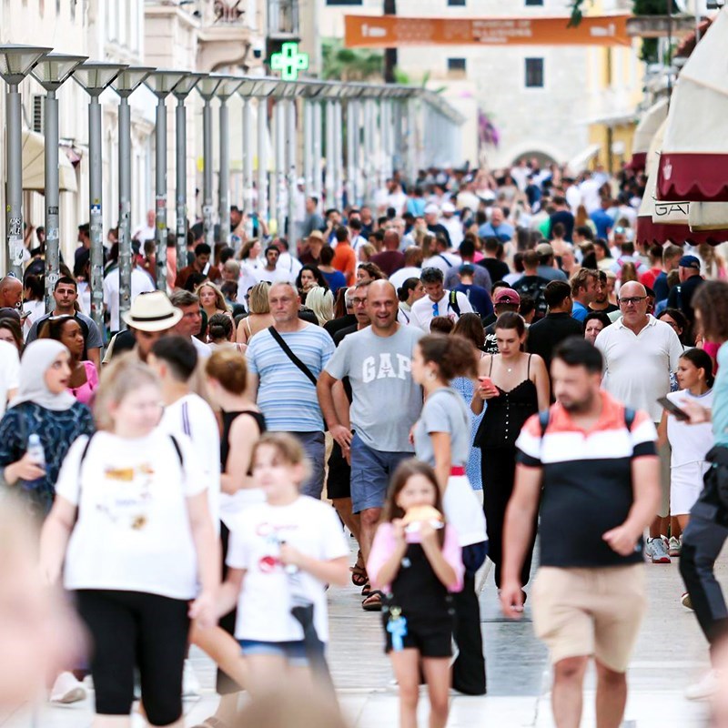 Država je godinama živjela od turizma. Sad im je preko noći to postao glavni problem
