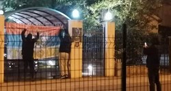Crnogorska policija našla ljude koji su stavili srpsku zastavu kod hrvatske ambasade