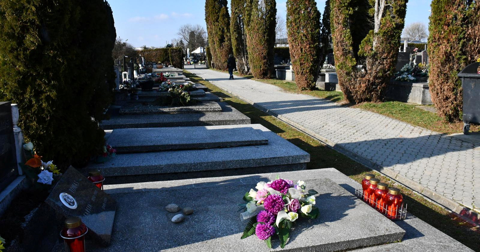 Oštećeno više grobova u Slavonskom Brodu. Policija pokrenula istragu