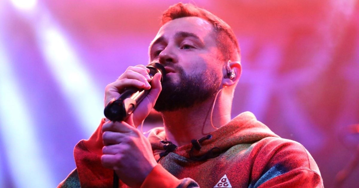 Matija Cvek odgodio koncert u Daruvaru zbog dana žalosti povodom smrti Pape