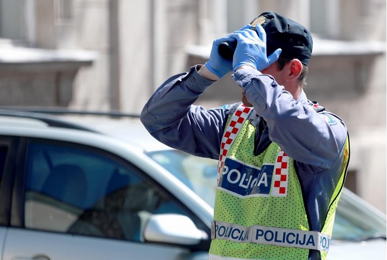 Pijan bježao policajcima pod zabranom vožnje