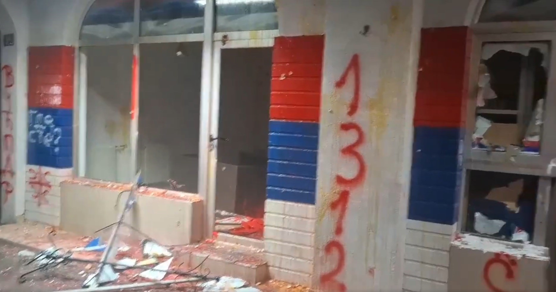 VIDEO I FOTO Prostorije SNS-a u Novom Sadu su potpuno demolirane