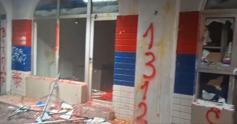 VIDEO I FOTO Prostorije SNS-a u Novom Sadu su potpuno demolirane