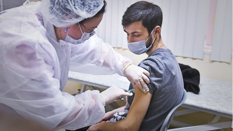 Novinar se cijepio ruskim cjepivom: "Dobio sam temperaturu, imao bol u mišićima"