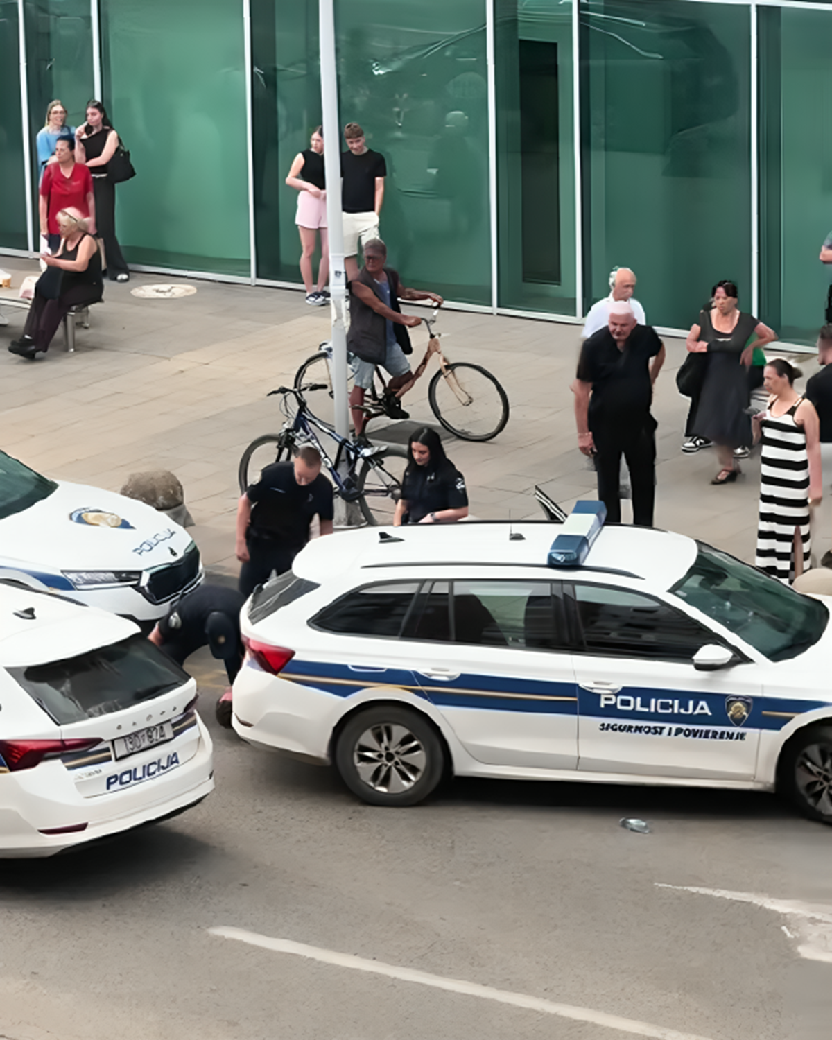 Policajac u Zagrebu snimljen kako udara muškarca na podu. Oglasila se policija