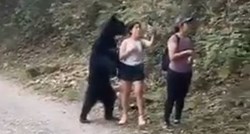 Snimka od koje zastaje dah: Medvjed se pojavio iza cure, ona snimila selfie s njim