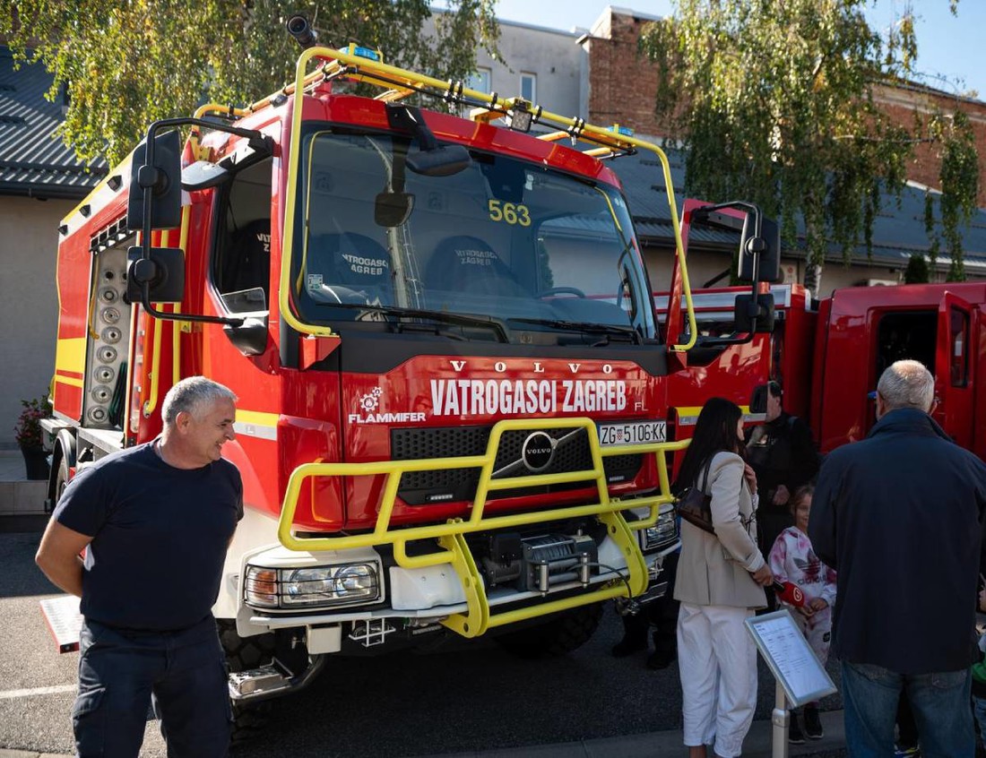 Pas od 60 kilograma visio s nadstrešnice u Zagrebu, spasili ga vatrogasci