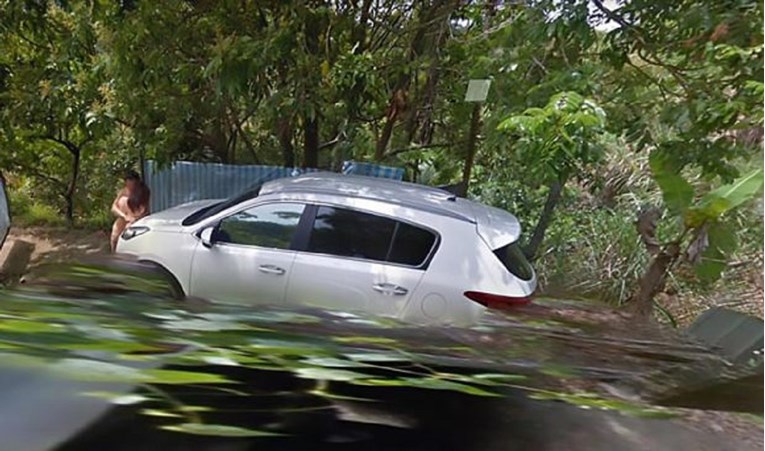 Googleov street view car uhvatio par u vrlo kompromitirajućem položaju uz cestu