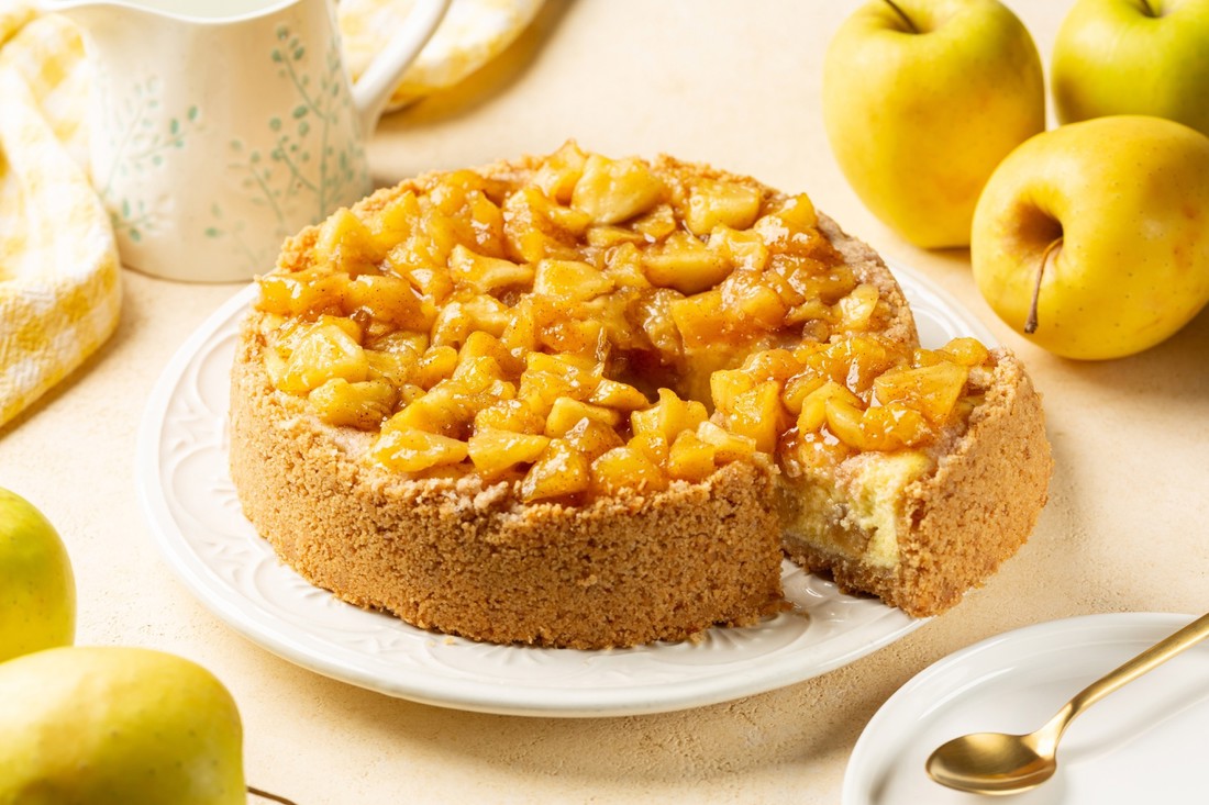 Cheesecake s jabukama i cimetom: Savršen spoj pite od jabuka i omiljenog kolača