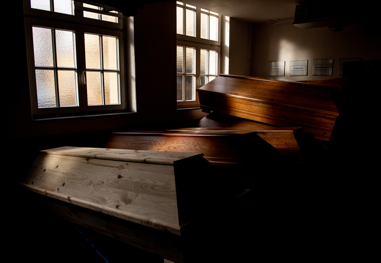 Pogrebnik u Njemačkoj krao od pokojnika. Prodao 8 kg zlatnih zuba